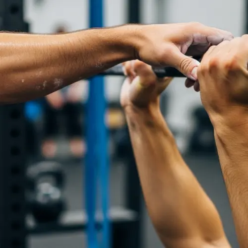 Bar Muscle-Ups: A Importância do Treinamento Estrito e Kipping no CrossFit